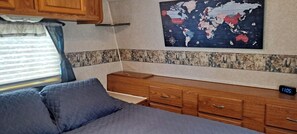 Planxa i posts de planxar, wifi i roba de llit