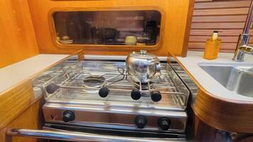 Refrigerador, horno, parrilla de estufa y cafetera y tetera