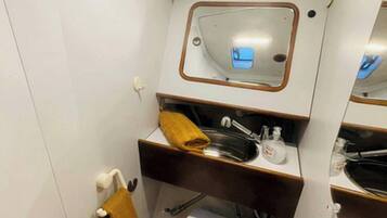 Suihku, hiustenkuivaaja, pyyhkeet