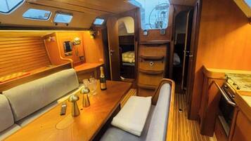 3 makuuhuonetta, silitysrauta/-lauta, vuodevaatteet