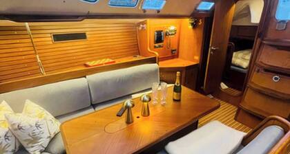 Velero de 39 pies con capacidad para 6 personas en pleno centro de Fredrikstad.