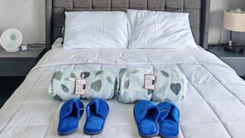 6 bedrooms, iron/ironing board, internet, bed sheets