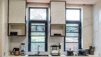 Jääkaappi, mikroaaltouuni, uuni, liesi