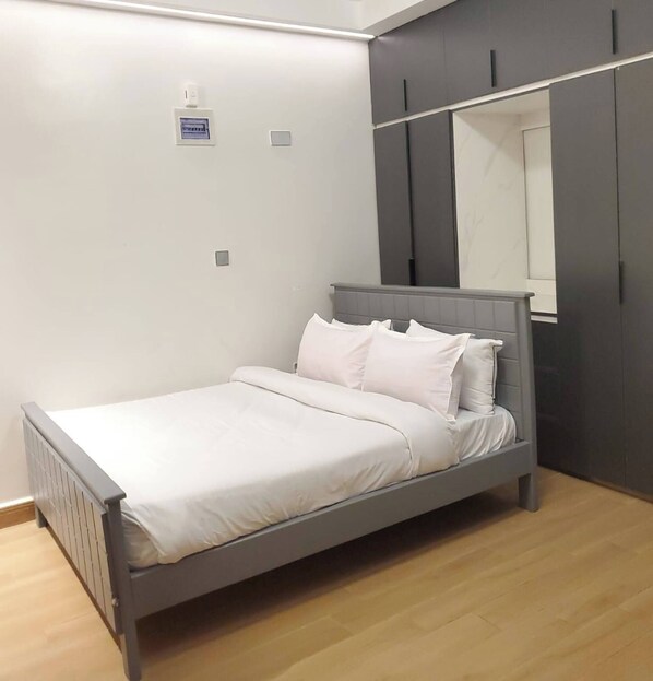 Tabla de planchar con plancha, internet y ropa de cama 