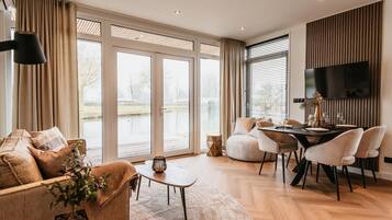 Smart TV, table tennis