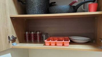 Een koelkast, een oven, een kookplaat, een koffiezetapparaat/waterkoker