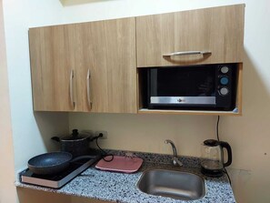 Réfrigérateur, four, plaque de cuisson, cafetière/bouilloire