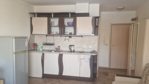 TV - Charming Studio at the Seaside (Aheloy)