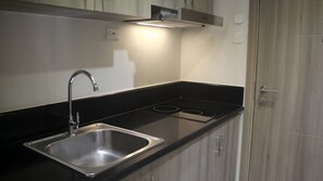 Microonde, piano cottura, lavastoviglie, pentole/stoviglie/utensili