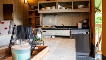 Kühlschrank, Mikrowelle, Herdplatte, Geschirrspüler