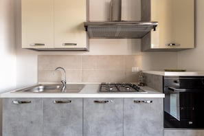 Fridge, oven, stovetop, coffee/tea maker - Sea-view apartment in Badesi (Badesi)