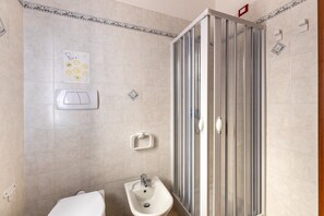 A bathroom with a shower, sink, and toilet. - 150 meters from the sea, 2 swimming pools (Valledoria)