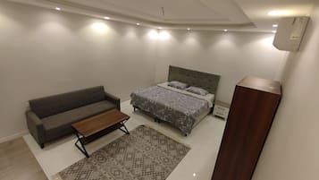 Iron/ironing board, internet, bed sheets