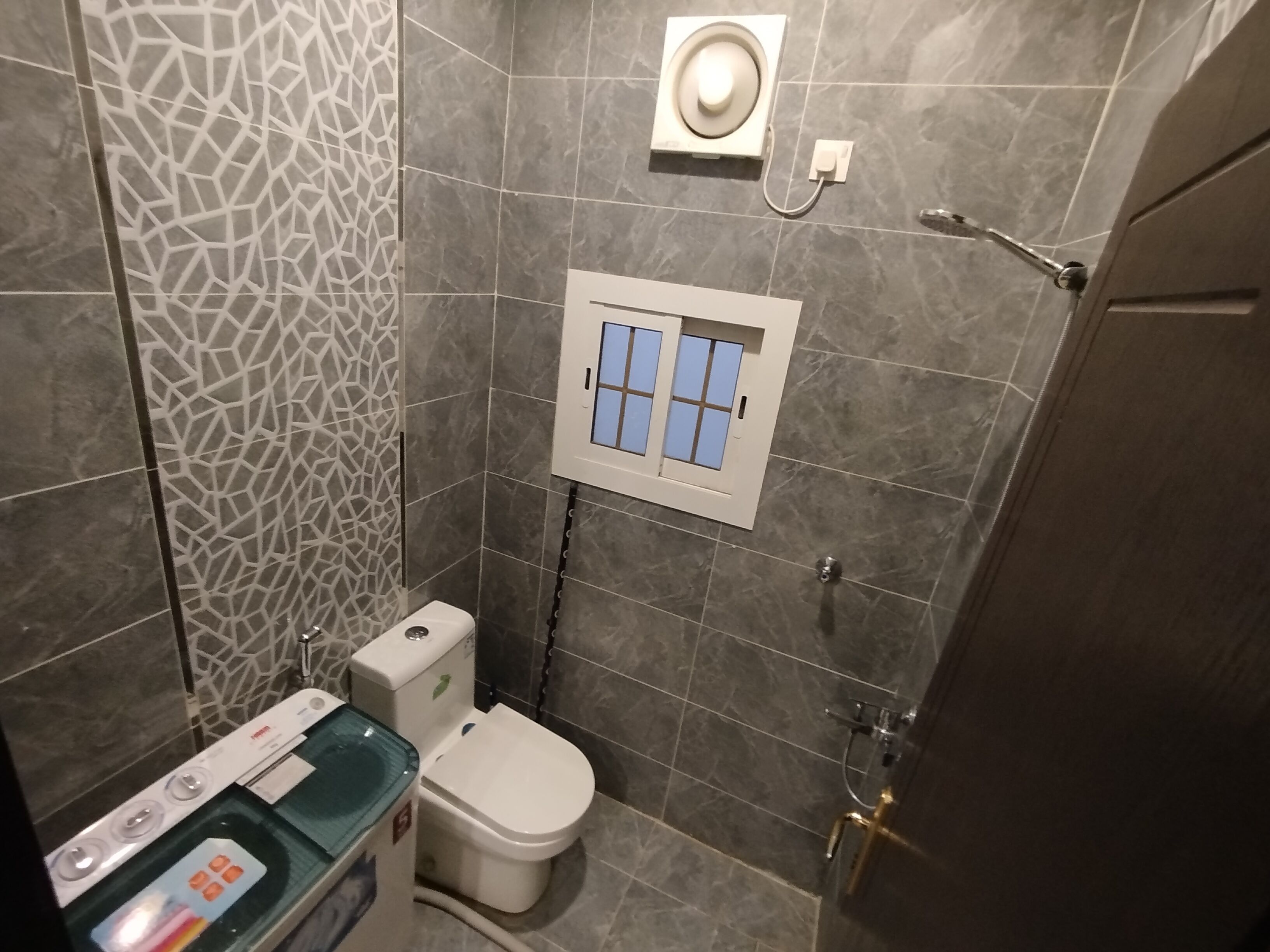 Baignoire à jets, sèche-cheveux, bidet, papier toilette