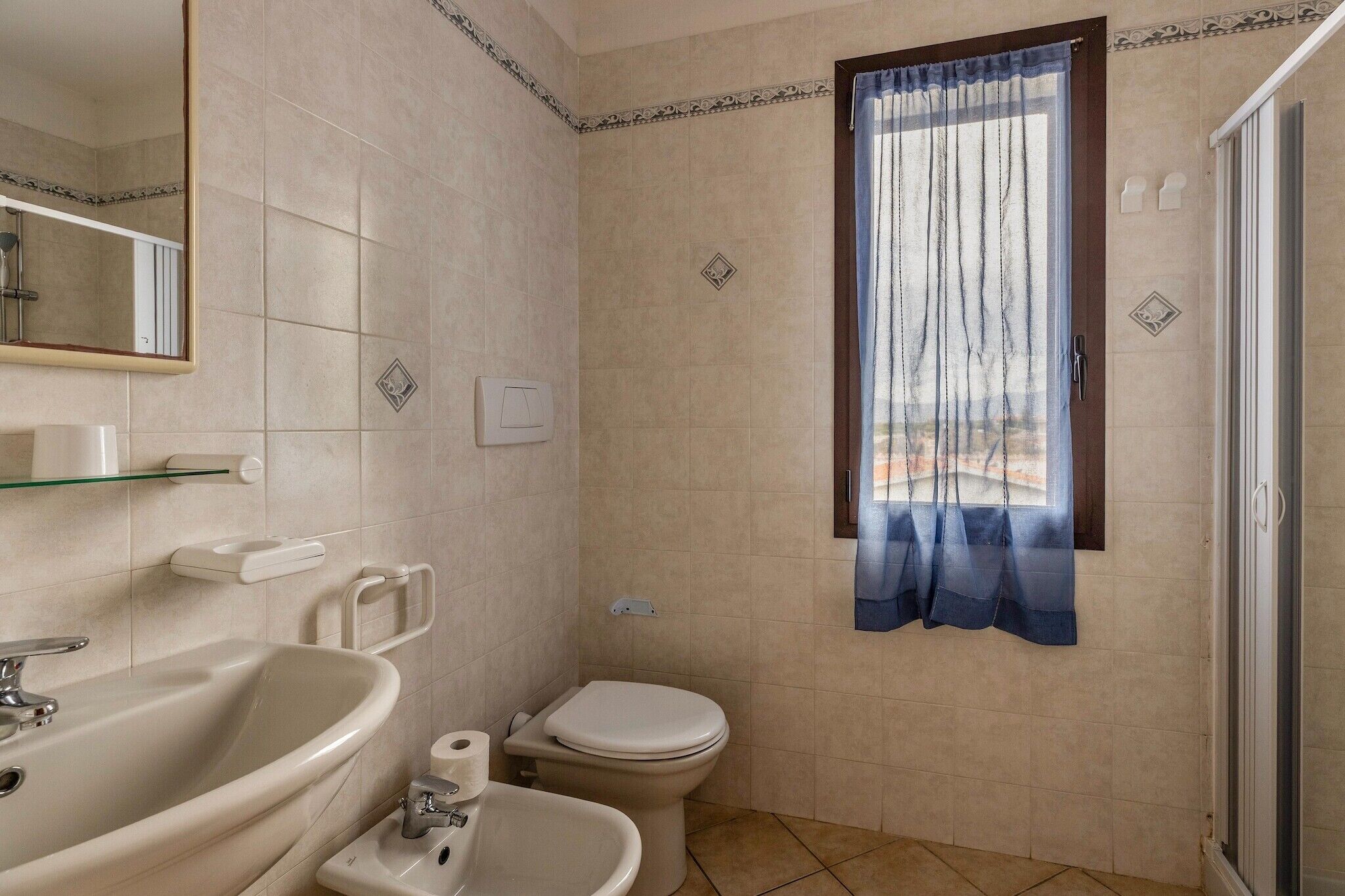 Ein Badezimmer mit Waschbecken, Toilette und Dusche.