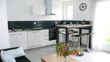 Réfrigérateur, micro-ondes, four, plaque de cuisson