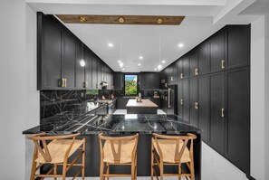 Mikrobølgeovn, ovn, kokeplater og oppvaskmaskin