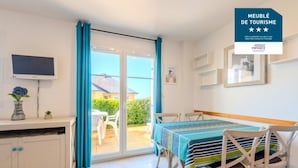Dining - Peaceful coastal stay with access to pool (Saint-Nic)