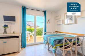 Dining - Peaceful coastal stay with access to pool (Saint-Nic)