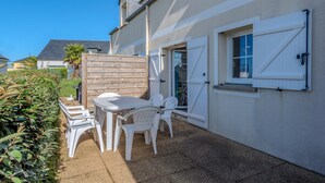 Outdoor dining - Peaceful coastal stay with access to pool (Saint-Nic)