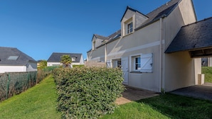 Exterior - Peaceful coastal stay with access to pool (Saint-Nic)