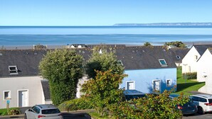 Ein Wohngebiet mit Häusern, einem Parkplatz und Blick auf das Meer.