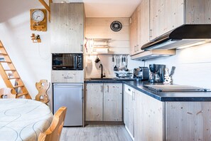 Geladeira, micro-ondas, cooktop, lava-louças