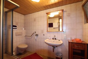 Douche, sèche-cheveux, serviettes fournies
