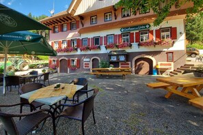 Outdoor dining - Gasthaus zur Linde – 'Sternenblick' Single Room with Shared Terrace, Garden and Wi-Fi (Oberharmersbach)