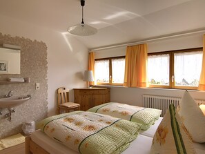 2 bedrooms, WiFi, bed sheets