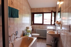Een douche, een haardroger, handdoeken