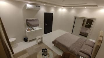 1 bedroom, iron/ironing board, internet, bed sheets