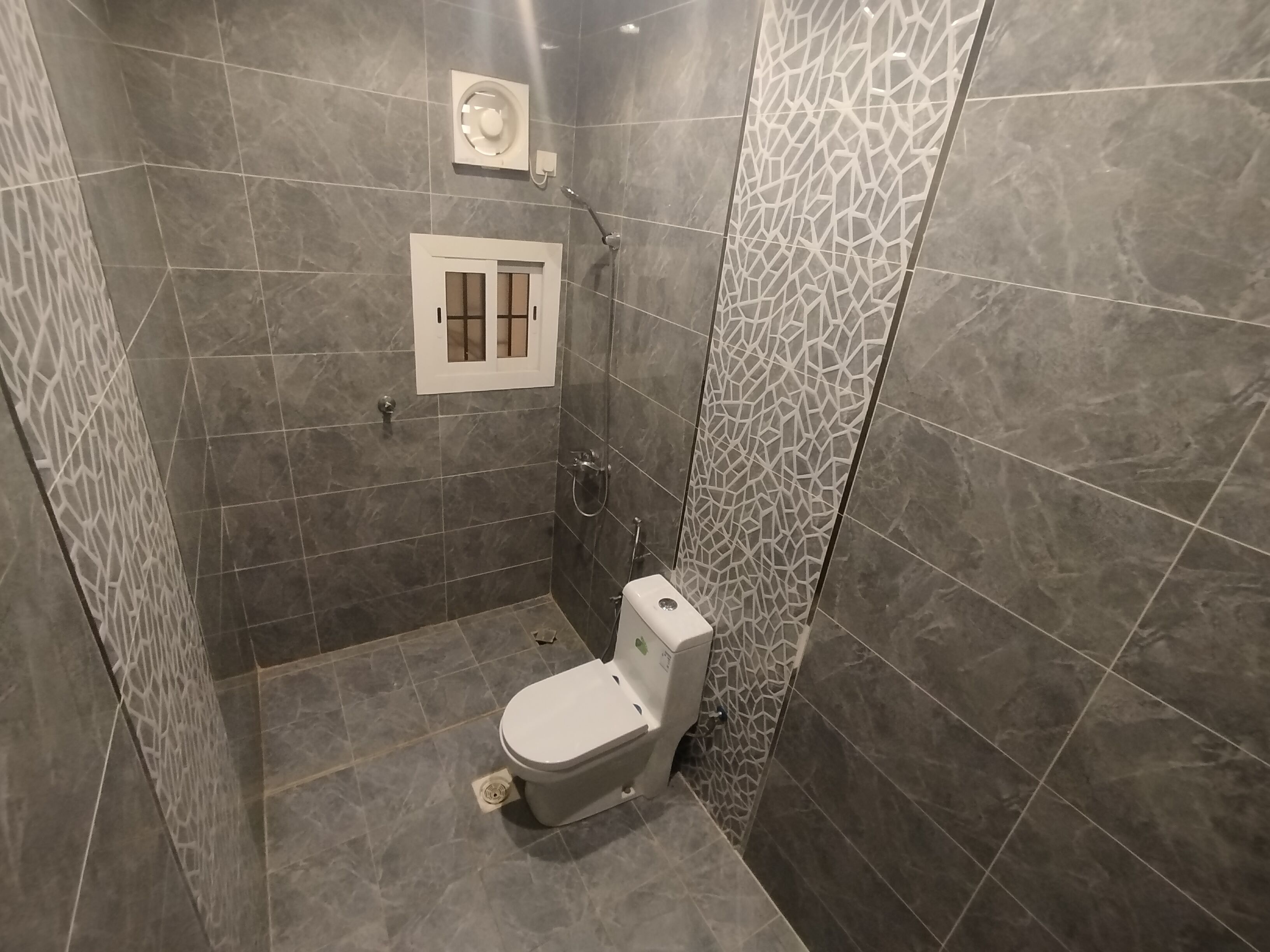 Suihku, poreamme, hiustenkuivaaja, bidee