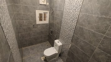 Een douche, een bubbelbad, een haardroger, een bidet