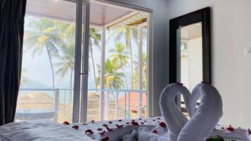 Skrivebord, skrivebord for bærbar PC og wi-fi (inkludert)