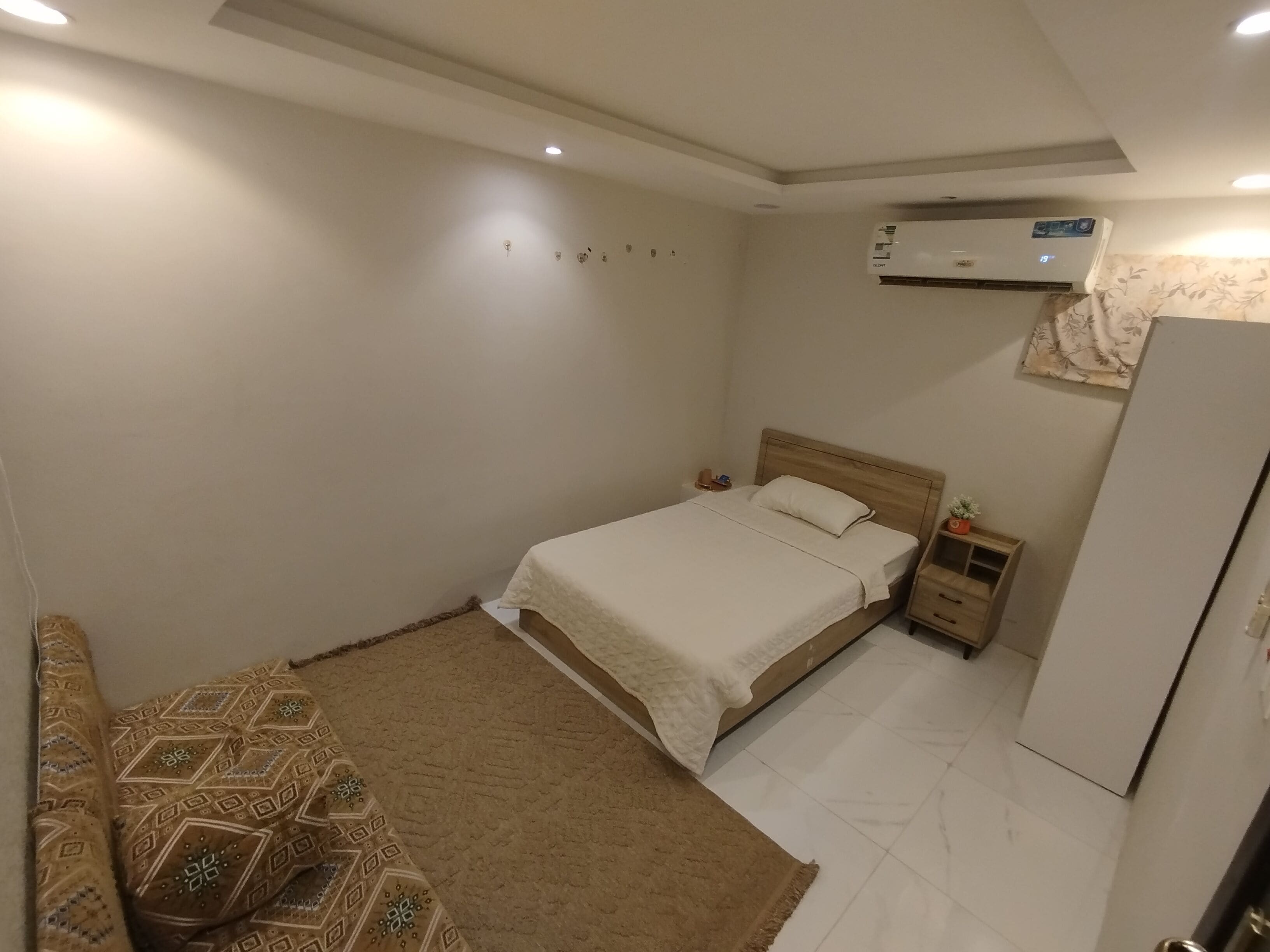 1 habitación, tabla de planchar con plancha y acceso a internet 