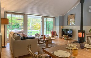 TV connectée, cheminée, table de tennis de table