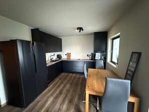 ثلاجة، ميكروويف، فرن، موقد طهي مسطح