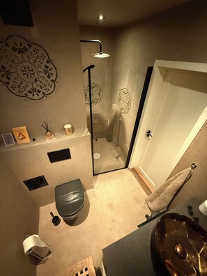 مناشف، صابون، ورق حمّام