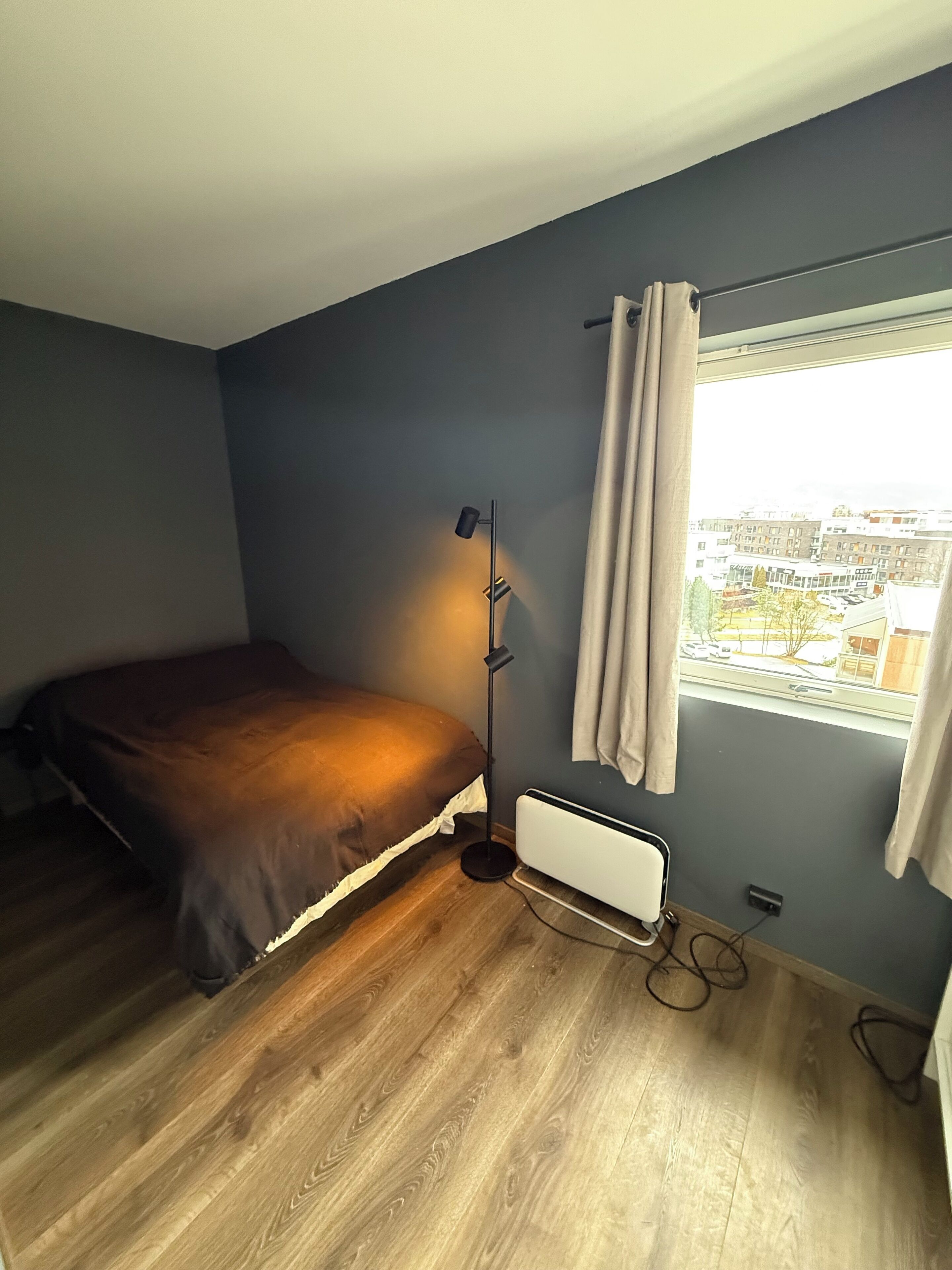 2 عدّة غرف نوم ومكتب وواي فاي مجانًا وملاءات أسرّة