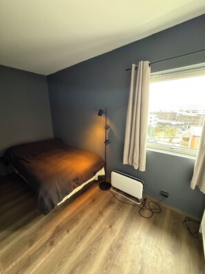 2 chambres, bureau, accès au Wi-Fi (inclus), literie fournie