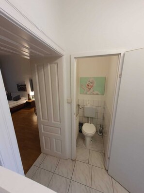 Basic-Apartment | Badezimmer | Dusche, kostenlose Toilettenartikel, Haartrockner, Handtücher