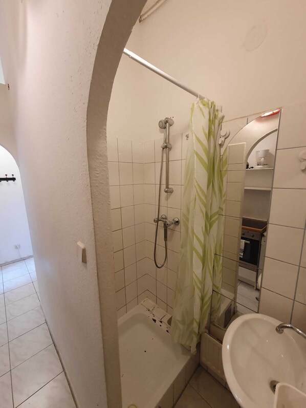 Basic Apartment | Bathroom
