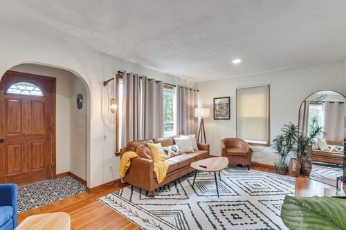 1 Mi to Dtwn Burlington: Modern Home w/ Yard!