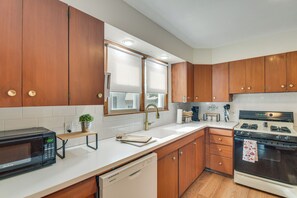 Fridge, microwave, stovetop, dishwasher