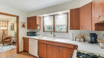 Fridge, microwave, stovetop, dishwasher