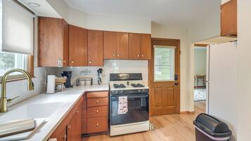 Fridge, microwave, stovetop, dishwasher