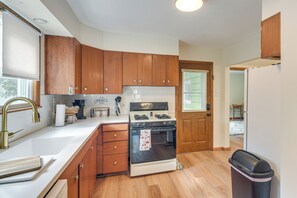 Fridge, microwave, stovetop, dishwasher