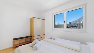 2 bedrooms, desk, iron/ironing board, WiFi