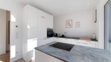 Jääkaappi, uuni, liesi, astianpesukone